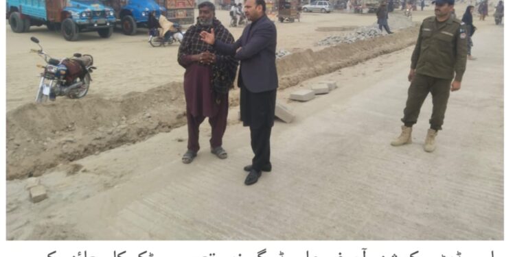لیہ چوک اعظم روڈ کی تعمیر و مرمت، لیہ چوک اعظم روڈ کی تعمیر و مرمت جاری، ڈپٹی کمشنر آصف علی ڈوگر کا بھاگل اڈا دورہ، وزیراعلیٰ پنجاب مریم نواز کے وژن کے تحت سڑکوں کی بحالی، کام بروقت اور معیاری مکمل کرنے کی ہدایت