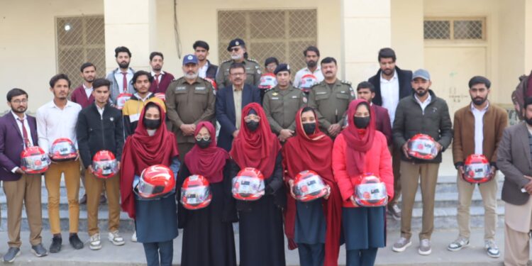 لیہ پولیس کی ٹریفک قوانین آگاہی مہم جاری، ڈی پی او حسن جاوید بھٹی کا گورنمنٹ گریجویٹ ڈگری کالج چوک اعظم میں سیمینار، طلباء و طالبات کو ٹریفک قوانین سے متعلق لیکچر، ٹریفک پولیس کے اقدام کو سراہا گیا
