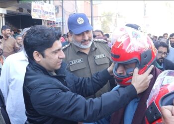 اسسٹنٹ کمشنر زہیب کریم نے ایم سی آفس چوک اعظم میں کرسمس کیک کاٹا