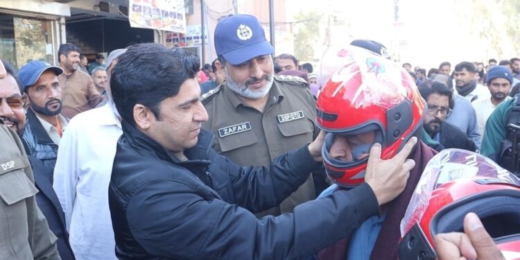 اسسٹنٹ کمشنر زہیب کریم نے ایم سی آفس چوک اعظم میں کرسمس کیک کاٹا