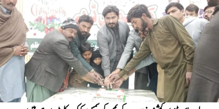 اسسٹنٹ کمشنر زہیب کریم نے ایم سی آفس چوک اعظم میں کرسمس کیک کاٹا