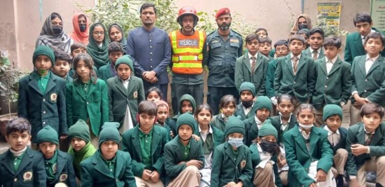 ریسکیو 1122 لیہ کے زیرِ اہتمام فورسز سکول سسٹم لیہ کیمپس میں طلباء اور اساتذہ کرام کے لیے ایمرجنسی ٹریننگ سیشن منعقد کیا گیا
