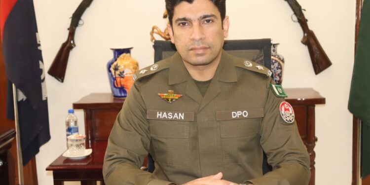 لیہ پولیس کی ٹریفک قوانین پر عملدرآمد و آگاہی مہم، 200 سے زائد ہیلمٹس مفت تقسیم، وزیر اعلیٰ اور آئی جی پنجاب کے ویژن کے تحت تعلیمی اداروں، شاہراہوں اور چوکوں پر سیمینارز اور آگاہی سرگرمیاں، ڈی پی او حسن جاوید بھٹی