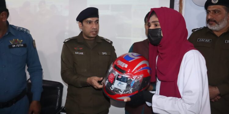 لیہ پولیس کی ٹریفک آگاہی مہم تیز، ڈی پی او حسن جاوید بھٹی کی جانب سے طلباء اور شہریوں میں مفت ہیلمٹ تقسیم، جی سی یونیورسٹی میں آگاہی سیمینار، ٹریفک قوانین پر عمل درآمد کی تاکید—شہر کے مختلف مقامات پر بھی ہیلمٹ تقسیم کیے گئے