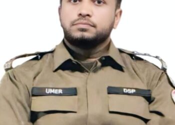 شدید دھند، شہری غیر ضروری سفر سے گریز کریں، ڈی ایس پی پٹرولنگ راؤ عمر فاروق حدِ نگاہ کم ہونے کے باعث حادثات کا خدشہ، رفتار کم رکھنے، فوگ لائٹس اور لین کی پابندی کرنے کی ہدایت — پٹرولنگ پولیس شاہراہوں پر الرٹ