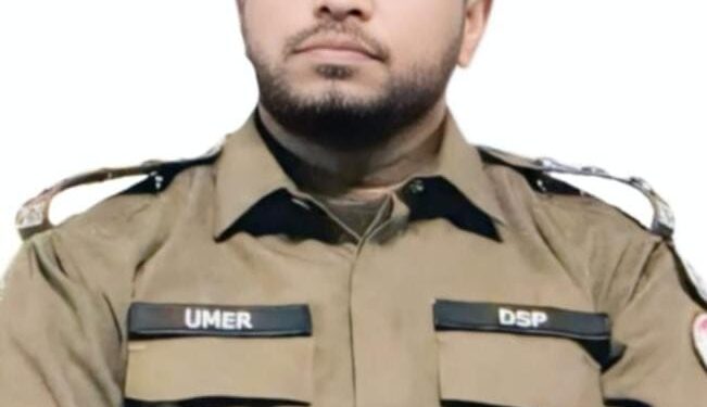 شدید دھند، شہری غیر ضروری سفر سے گریز کریں، ڈی ایس پی پٹرولنگ راؤ عمر فاروق حدِ نگاہ کم ہونے کے باعث حادثات کا خدشہ، رفتار کم رکھنے، فوگ لائٹس اور لین کی پابندی کرنے کی ہدایت — پٹرولنگ پولیس شاہراہوں پر الرٹ