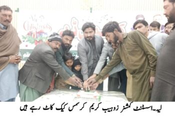 اسسٹنٹ کمشنر زہیب کریم نے ایم سی آفس چوک اعظم میں کرسمس کیک کاٹا