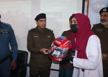 لیہ پولیس کی ٹریفک آگاہی مہم تیز، ڈی پی او حسن جاوید بھٹی کی جانب سے طلباء اور شہریوں میں مفت ہیلمٹ تقسیم، جی سی یونیورسٹی میں آگاہی سیمینار، ٹریفک قوانین پر عمل درآمد کی تاکید—شہر کے مختلف مقامات پر بھی ہیلمٹ تقسیم کیے گئے