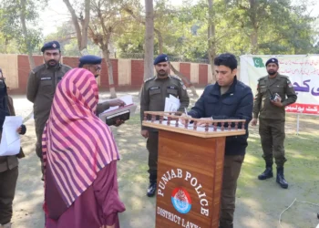 ڈی ایس پی پٹرولنگ راؤ عمر فاروق کا لیہ کی مختلف پٹرولنگ پوسٹس کا دورہ، موجودہ سیکیورٹی صورتحال کے پیش نظر فرائض ایمانداری سے ادا کرنے، ٹریفک قوانین پر سختی سے عملدرآمد کی ہدایت