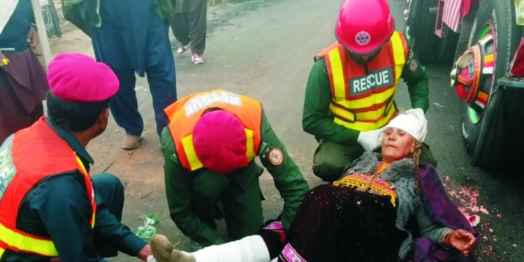 چک 117 ٹی ڈی اے کے قریب آئل ٹینکر اور موٹر سائیکل میں تصادم، نوجوان جاں بحق، خاتون شدید زخمی، حادثے میں موٹر سائیکل سوار محمد نعیم خان موقع پر دم توڑ گیا، ریسکیو 1122 نے زخمی خاتون کو ڈی ایچ کیو ہسپتال منتقل کر دیا