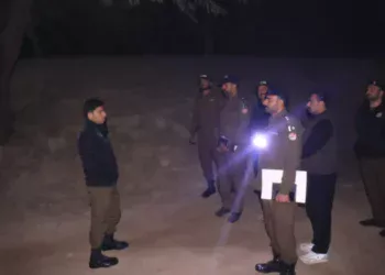 ڈی پی او لیہ حسن جاوید بھٹی کا تھانہ کوٹ سلطان اور ریورائن پولیس پوسٹ خانوالہ کا سرپرائز وزٹ رات کے اوقات میں گشت کو مزید مؤثر بنانے، سکیورٹی انتظامات بہتر کرنے اور شہریوں کے جان و مال کے تحفظ کو یقینی بنانے کی ہدایات،فرنٹ ڈیسک، حوالات، مال خانہ اور اسلحہ کوت کا تفصیلی معائنہ