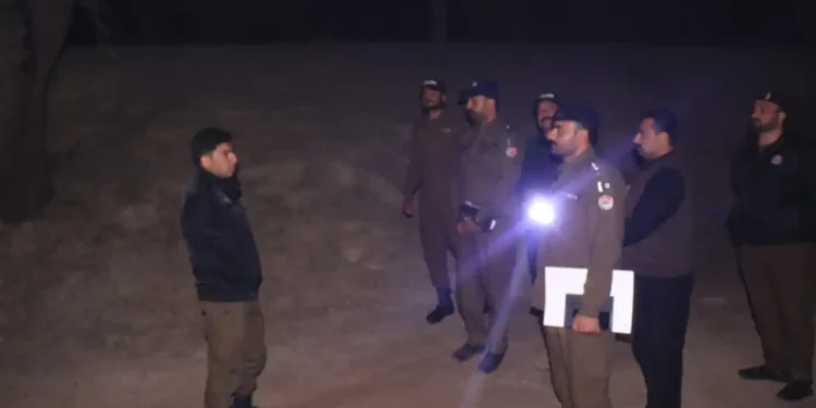 ڈی پی او لیہ حسن جاوید بھٹی کا تھانہ کوٹ سلطان اور ریورائن پولیس پوسٹ خانوالہ کا سرپرائز وزٹ رات کے اوقات میں گشت کو مزید مؤثر بنانے، سکیورٹی انتظامات بہتر کرنے اور شہریوں کے جان و مال کے تحفظ کو یقینی بنانے کی ہدایات،فرنٹ ڈیسک، حوالات، مال خانہ اور اسلحہ کوت کا تفصیلی معائنہ