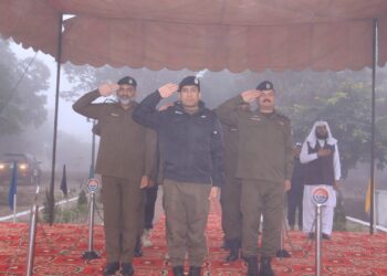 سخت سردی میں بھی لیہ پولیس کا ڈسپلن برقرار — پولیس لائن میں شاندار جنرل پریڈ ڈی پی او حسن جاوید بھٹی کا پریڈ کا معائنہ، ایلیٹ، ٹریفک، ضلعی اور لیڈیز پولیس کے دستوں کا مارچ پاسٹ، بہترین ٹرن آؤٹ والوں کو شاباش