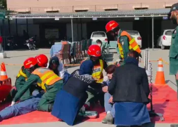 ڈی ایچ کیو ہسپتال لیہ میں ہنگامی صورتحال سے نمٹنے کے لیے موک ایکسرسائز، ریسکیو 1122 کی بروقت کارروائی، ڈپٹی کمشنر لیہ کی جانب سے تیاریوں اور نظم و ضبط کی تعریف