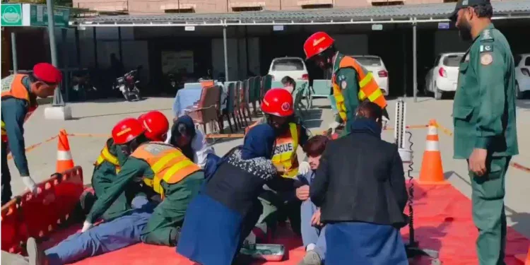 ڈی ایچ کیو ہسپتال لیہ میں ہنگامی صورتحال سے نمٹنے کے لیے موک ایکسرسائز، ریسکیو 1122 کی بروقت کارروائی، ڈپٹی کمشنر لیہ کی جانب سے تیاریوں اور نظم و ضبط کی تعریف