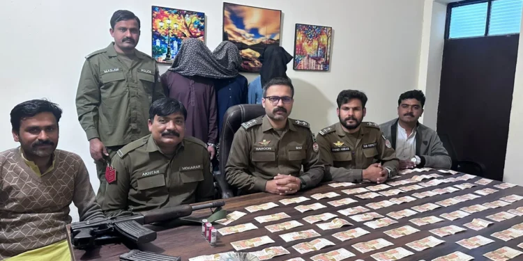 تھانہ کروڑ پولیس کی بڑی کارروائی، چوری و ڈکیتی میں ملوث تین ملزمان گرفتار، 07 لاکھ روپے مالیت کا مال مسروقہ اور اسلحہ ناجائز برآمد، ڈی پی او لیہ کی جانب سے ایس ایچ او ہارون رضا اور ٹیم کے لیے تعریفی اسناد و نقد انعام کا اعلان