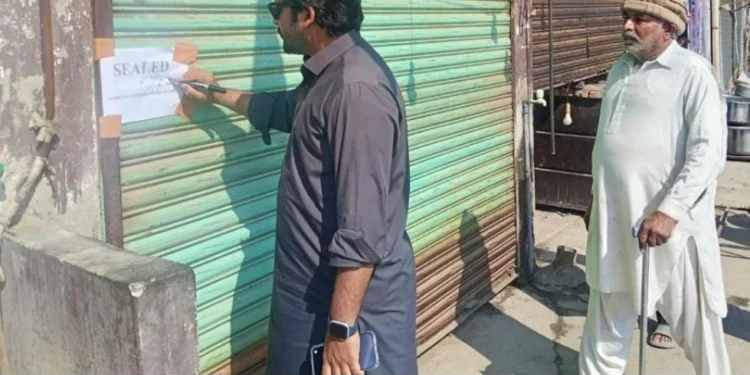 نگہبان دسترخوان مستحقین کے لیے باعزت افطاری کا ذریعہ ہے: آصف علی ڈوگر، ڈپٹی کمشنر لیہ کا ڈی ایچ کیو ہسپتال میں نگہبان دسترخوان کا دورہ، میڈیا نمائندگان کے ہمراہ افطار، خواتین کے لیے باپردہ انتظامات کا جائزہ