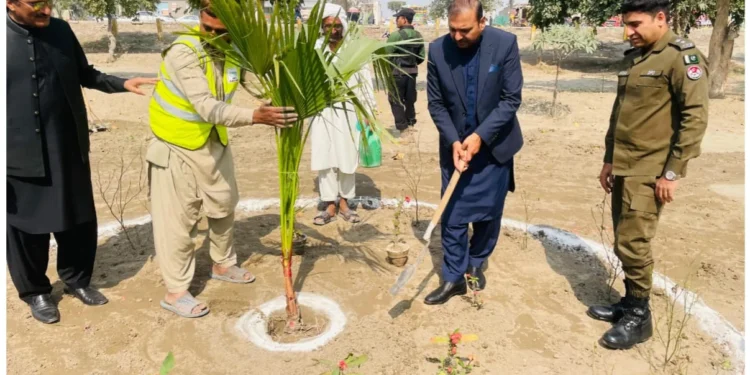 لیہ میں بیوٹیفیکیشن منصوبے پر تیزی سے کام جاری، پارکوں اور گرین بیلٹس کی بحالی مریم نواز شریف کے وژن پر عملدرآمد، اے ڈی سی جنرل شبیر احمد ڈوگر کا مختلف پارکوں کا تفصیلی دورہ