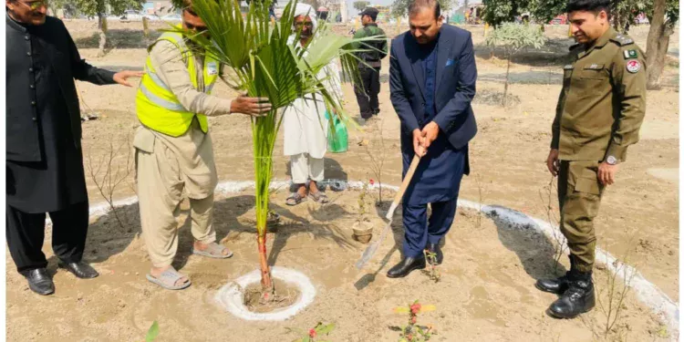 لیہ میں بیوٹیفیکیشن منصوبے پر تیزی سے کام جاری، پارکوں اور گرین بیلٹس کی بحالی مریم نواز شریف کے وژن پر عملدرآمد، اے ڈی سی جنرل شبیر احمد ڈوگر کا مختلف پارکوں کا تفصیلی دورہ