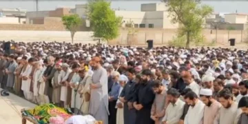 لیہ:سابق ایم این اے ملک نیاز احمد جکھڑ کی نماز جنازہ ان کا بیٹا ایم این اے ملک اویس جکھر پڑھا رہے ہیں