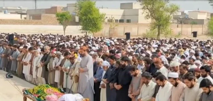 لیہ:سابق ایم این اے ملک نیاز احمد جکھڑ کی نماز جنازہ ان کا بیٹا ایم این اے ملک اویس جکھر پڑھا رہے ہیں