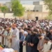 لیہ:سابق ایم این اے ملک نیاز احمد جکھڑ کی نماز جنازہ ان کا بیٹا ایم این اے ملک اویس جکھر پڑھا رہے ہیں
