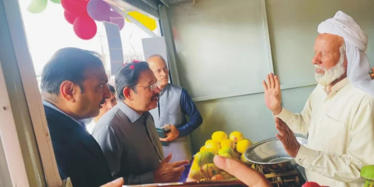 چیئرمین پنجاب سہولت بازار اتھارٹی ایم این اے ملک محمد افضل کھوکھر نے ضلع لیہ میں 4 سہولت آن دا گو بازاروں کا افتتاح کر دیا