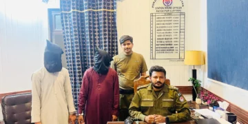 فتح پور پولیس کی کارروائیاں، منشیات فروش اور اسلحہ بردار گرفتار، ڈی پی او حسن جاوید بھٹی کی ہدایت پر 350 گرام آئس اور ریپٹر رائفل برآمد، ملزمان کے خلاف الگ الگ مقدمات درج