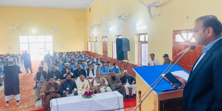 غرباء، بیوگان اور یتیموں میں راشن اور جامِ شیریں تقسیم، خدمتِ خلق سے اللہ اور اس کے رسول ﷺ کی خوشنودی حاصل ہوتی ہے: خضر حیات خان