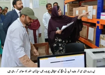 غرباء، بیوگان اور یتیموں میں راشن اور جامِ شیریں تقسیم، خدمتِ خلق سے اللہ اور اس کے رسول ﷺ کی خوشنودی حاصل ہوتی ہے: خضر حیات خان