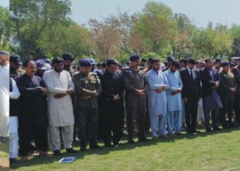 لیہ: نامعلوم ملزمان کی فائرنگ سے شہید کانسٹیبل اسد نصیر کی نماز جنازہ پولیس لائنز میں سرکاری اعزاز کے ساتھ ادا، آر پی او ڈی جی خان، ڈی پی او لیہ، ڈپٹی کمشنر اور دیگر اعلیٰ حکام سمیت شہریوں کی بڑی تعداد کی شرکت، پولیس کے چاک و چوبند دستے نے شہید کو سلامی پیش کی