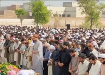 لیہ:سابق ایم این اے ملک نیاز احمد جکھڑ کی نماز جنازہ ان کا بیٹا ایم این اے ملک اویس جکھر پڑھا رہے ہیں