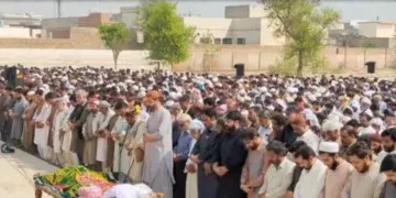 لیہ:سابق ایم این اے ملک نیاز احمد جکھڑ کی نماز جنازہ ان کا بیٹا ایم این اے ملک اویس جکھر پڑھا رہے ہیں