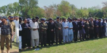 لیہ: نامعلوم ملزمان کی فائرنگ سے شہید کانسٹیبل اسد نصیر کی نماز جنازہ پولیس لائنز میں سرکاری اعزاز کے ساتھ ادا، آر پی او ڈی جی خان، ڈی پی او لیہ، ڈپٹی کمشنر اور دیگر اعلیٰ حکام سمیت شہریوں کی بڑی تعداد کی شرکت، پولیس کے چاک و چوبند دستے نے شہید کو سلامی پیش کی