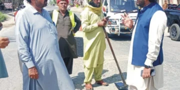 اسسٹنٹ کمشنر رانا زوہیب کریم کا لیہ کوٹ ادو روڈ پر ہائی وے پیچ ورک کے کام کا معائنہ