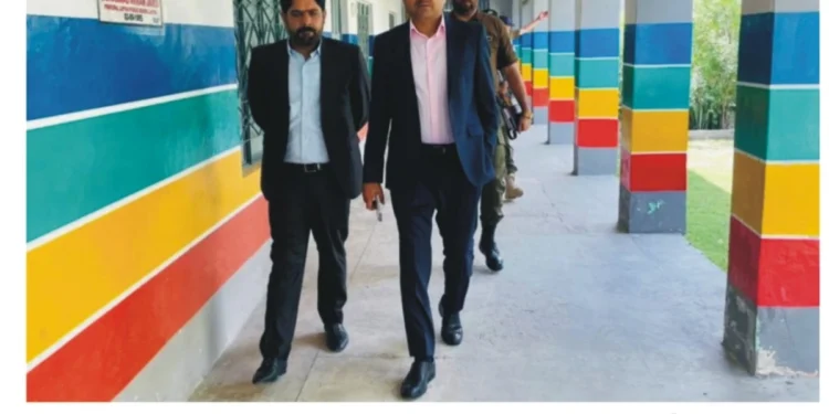 لَیَّہ میں انسداد پولیو کی 3 روزہ قومی مہم کا آغاز، 4 لاکھ 35 ہزار سے زائد بچوں کو قطرے پلانے کا ہدف ڈپٹی کمشنر آصف علی ڈوگر نے ڈی ایچ کیو ہسپتال میں بچوں کو پولیو ویکسین پلا کر مہم کا افتتاح کر دیا، ضلع بھر میں 1797 ٹیمیں متحرک، گھر گھر جا کر پانچ سال تک کے بچوں کو قطرے پلائے جائیں گے