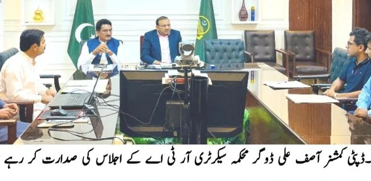 لَیَّہ میں انسداد پولیو کی 3 روزہ قومی مہم کا آغاز، 4 لاکھ 35 ہزار سے زائد بچوں کو قطرے پلانے کا ہدف ڈپٹی کمشنر آصف علی ڈوگر نے ڈی ایچ کیو ہسپتال میں بچوں کو پولیو ویکسین پلا کر مہم کا افتتاح کر دیا، ضلع بھر میں 1797 ٹیمیں متحرک، گھر گھر جا کر پانچ سال تک کے بچوں کو قطرے پلائے جائیں گے