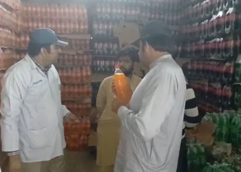 لَیَّہ میں زائدالمیعاد مشروبات فروخت کرنے والوں کے خلاف پنجاب فوڈ اتھارٹی کا بڑا ایکشن فتح پور ٹول پلازہ کے قریب ویئر ہاؤس پر چھاپہ، 600 لیٹر ایکسپائرڈ ڈرنکس تلف، یونٹ مالک کو 50 ہزار روپے جرمانہ