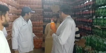 لَیَّہ میں زائدالمیعاد مشروبات فروخت کرنے والوں کے خلاف پنجاب فوڈ اتھارٹی کا بڑا ایکشن فتح پور ٹول پلازہ کے قریب ویئر ہاؤس پر چھاپہ، 600 لیٹر ایکسپائرڈ ڈرنکس تلف، یونٹ مالک کو 50 ہزار روپے جرمانہ