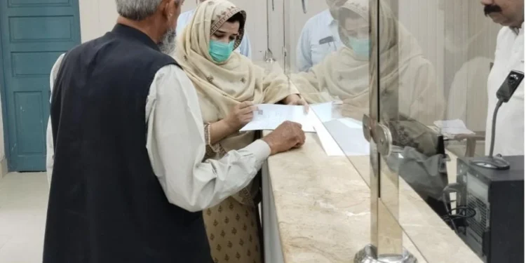 ایڈیشنل ڈپٹی کمشنر ریونیو ڈاکٹر عابدہ فرید کا اراضی ریکارڈ سنٹر کا معائنہ