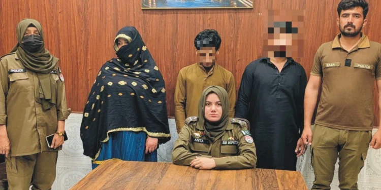 تھانہ چوک اعظم پولیس کی منشیات فروشوں کے خلاف کاروائی ،بد نا م زمانہ منشیات فروش گرفتار ،آئس برآمد ،مقدمہ درج