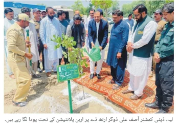 ارتھ ڈے پر لیہ میں شجرکاری مہم تیز، ڈپٹی کمشنر آصف علی ڈوگر نے اربن پلانٹیشن کے تحت پودا لگا دیا "گرین پنجاب” وژن کے تحت ضلع بھر میں شجرکاری جاری، رواں سال 1100 ایکڑ پر 7 لاکھ سے زائد پودے لگائے جا چکے، مزید 500 پودے لگانے کا اعلان