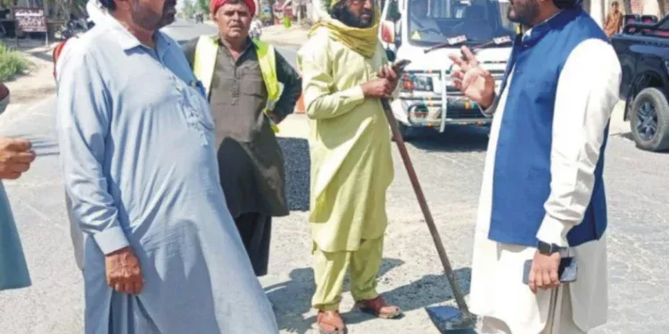 اسسٹنٹ کمشنر رانا زوہیب کریم کا لیہ کوٹ ادو روڈ پر ہائی وے پیچ ورک کے کام کا معائنہ