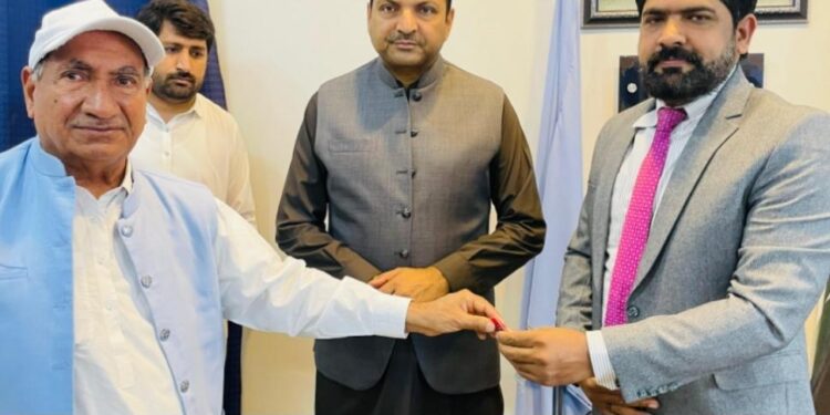 ڈی پی ایس بوائز لیہ میں نئی قیادت، عثمان رشید بطور پرنسپل تعینات ڈپٹی کمشنر آصف علی ڈوگر کا تعلیمی معیار بہتر بنانے اور جدید تقاضوں سے ہم آہنگ کرنے کی ہدایت