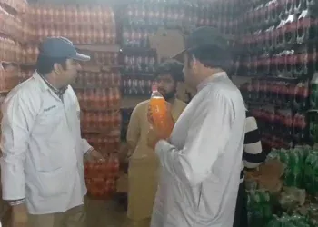 لَیَّہ میں زائدالمیعاد مشروبات فروخت کرنے والوں کے خلاف پنجاب فوڈ اتھارٹی کا بڑا ایکشن فتح پور ٹول پلازہ کے قریب ویئر ہاؤس پر چھاپہ، 600 لیٹر ایکسپائرڈ ڈرنکس تلف، یونٹ مالک کو 50 ہزار روپے جرمانہ