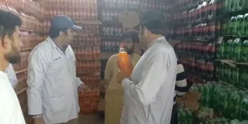 لَیَّہ میں زائدالمیعاد مشروبات فروخت کرنے والوں کے خلاف پنجاب فوڈ اتھارٹی کا بڑا ایکشن فتح پور ٹول پلازہ کے قریب ویئر ہاؤس پر چھاپہ، 600 لیٹر ایکسپائرڈ ڈرنکس تلف، یونٹ مالک کو 50 ہزار روپے جرمانہ