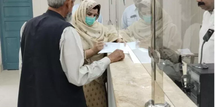 ایڈیشنل ڈپٹی کمشنر ریونیو ڈاکٹر عابدہ فرید کا اراضی ریکارڈ سنٹر کا معائنہ