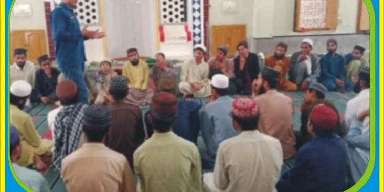مدرسہ اشرف المدارس میں ٹریفک ایجوکیشن و روڈ سیفٹی لیکچر کا انعقاد طلبہ و اساتذہ کو ٹریفک قوانین، ہیلمٹ، سیٹ بیلٹ اور محفوظ ڈرائیونگ بارے آگاہی دی گئی