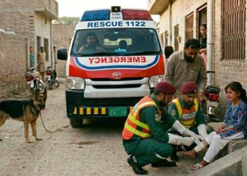 لَیَّہ: فوڈ پوائزننگ سے ایک ہی گھر کے 5 افراد کی حالت غیر، ریسکیو 1122 کا فوری رسپانس، توری کا سالن کھانے کے بعد الٹیوں اور تیز بخار کی شکایت، متاثرین ڈی ایچ کیو ہسپتال منتقل