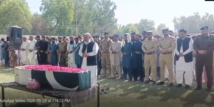 لَیّہ کے نوجوان شایان الطاف کو فوجی اعزاز کے ساتھ سپردِ خاک، کوئٹہ دھماکے کے شہید کو ہزاروں آنکھوں نے اشکبار الوداع کہا نمازِ جنازہ میں ضلعی افسران، آرمی حکام، سیاسی و سماجی شخصیات اور شہریوں کی بڑی تعداد شریک، فضا پاکستان زندہ باد کے نعروں سے گونجتی رہی